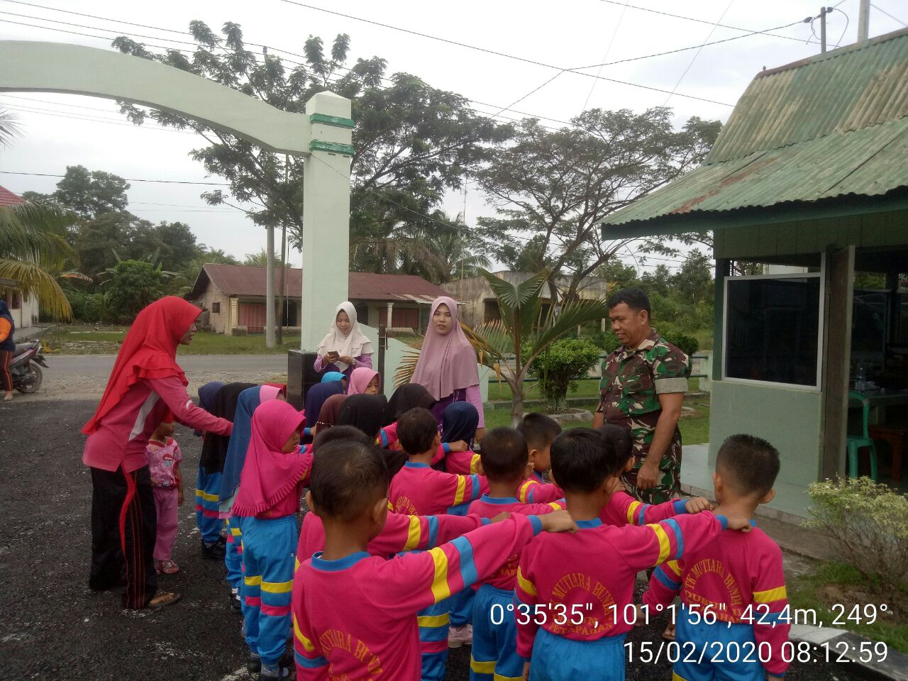 Anak Didik TK Mutiara Bunda Kunjungi Makoramil 16/Tapung