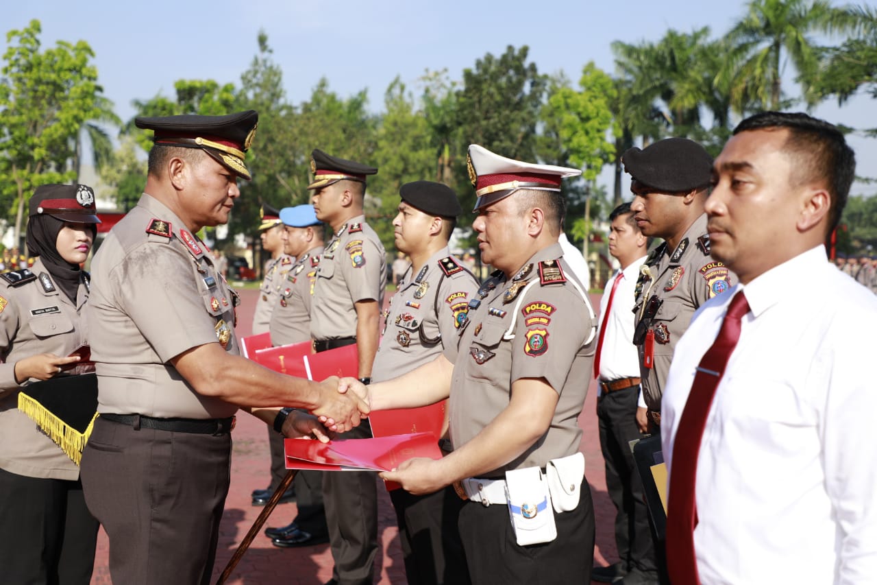 Kapolda Sumut Serahkan Penghargaan kepada Personil