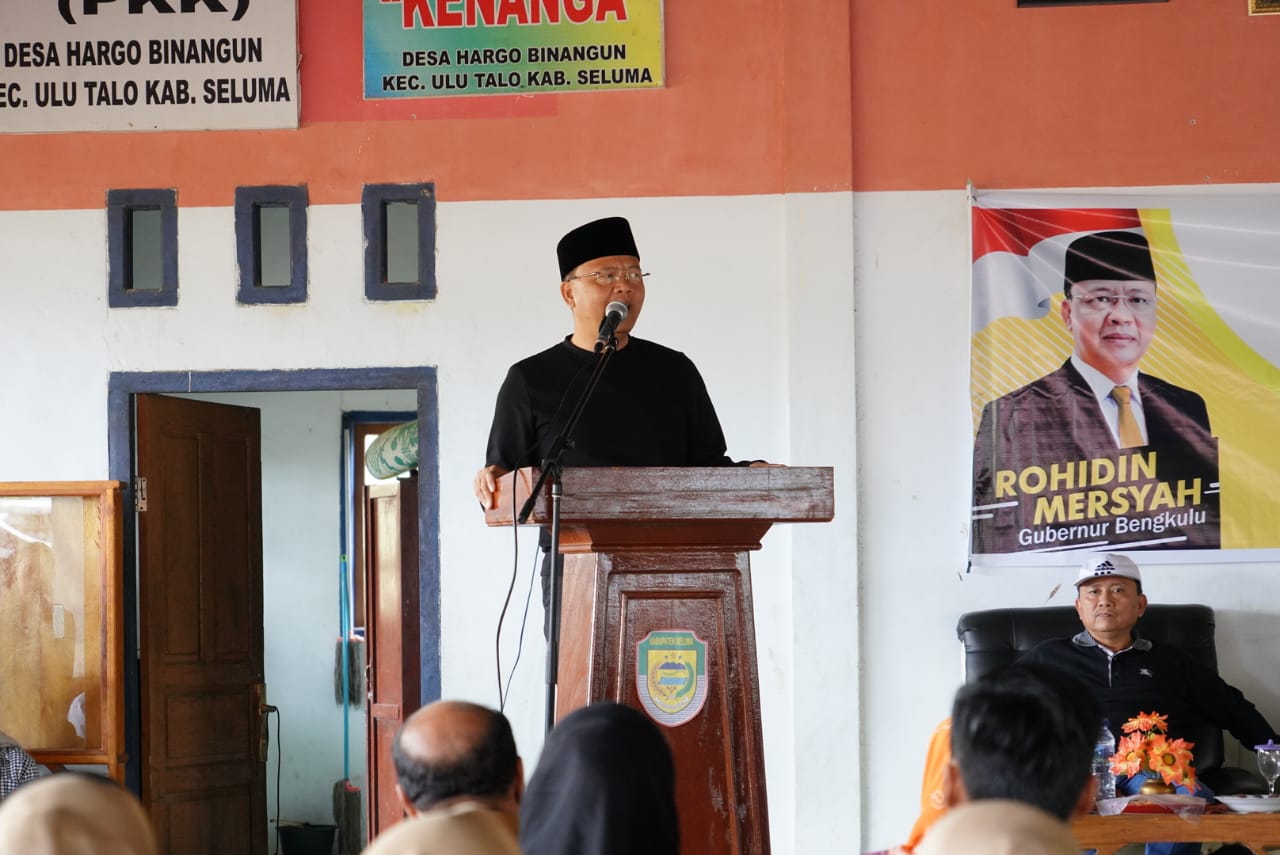 Kunker Seluma Gubernur Rohidin Serahkan Cinderamata Berupa Laptop