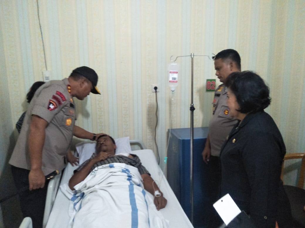 Kapoldasu Irjen Pol Drs Martuani Sormin MSi saat membesuk Aiptu Basmi Ginting di ruang VIP RSU Kabanjahe didampingi wakil bupati Karo Cory Sebayang