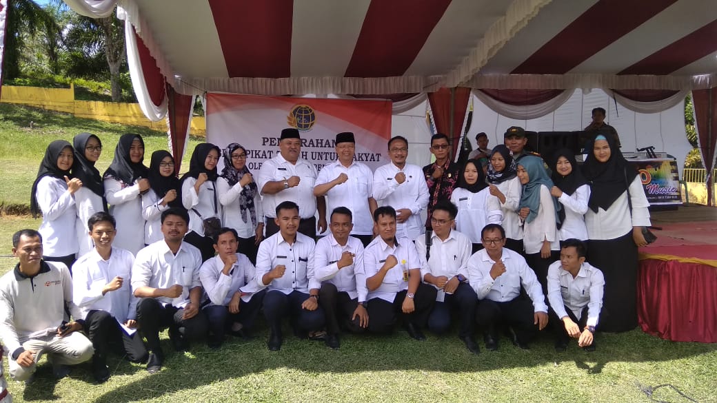 Kunker BS Gubernur Rohidin Serahkan 988 Sertifikat Tanah di Ulu Manna