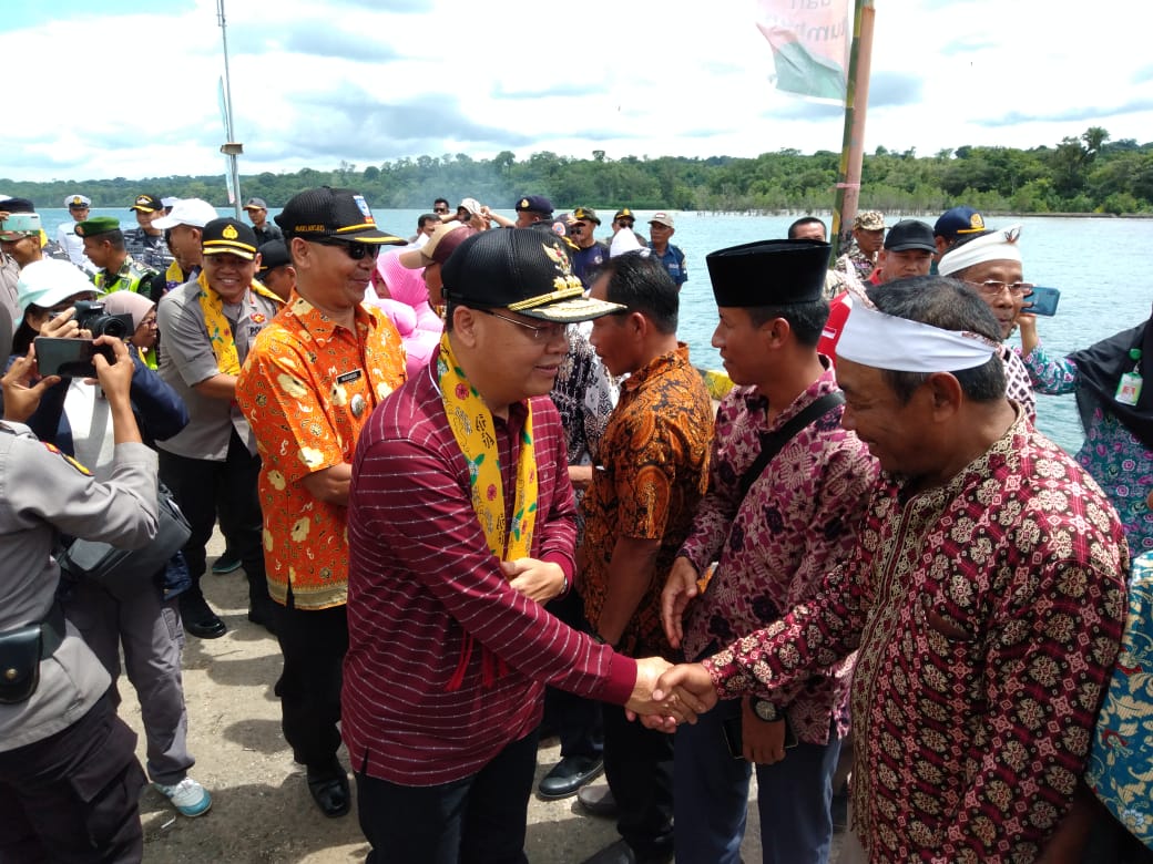 Tiba di Enggano Gubernur Rohidin Disambut Antusias
