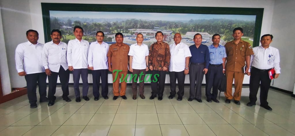 Bupati Karo Terkelin Brahmana SH MH didampingi sejumlah OPD sedang konsultasi serius bersama dirut PDAM Tirtanadi /PERPAMSI di kantor Tirtanadi Medan