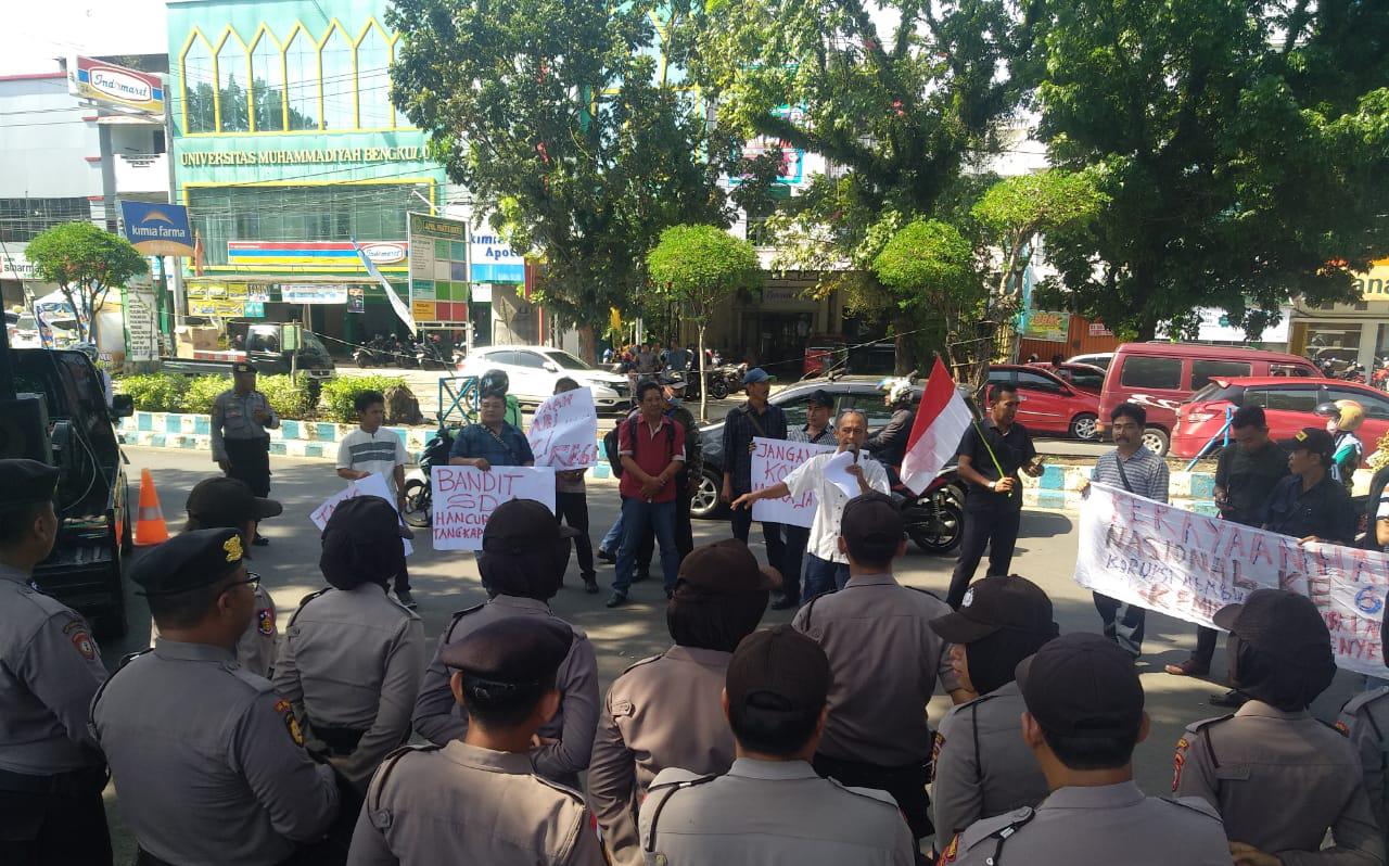 Dugaan Anggaran Bodong Pemkot Belasan Aktivis Unjuk Rasa