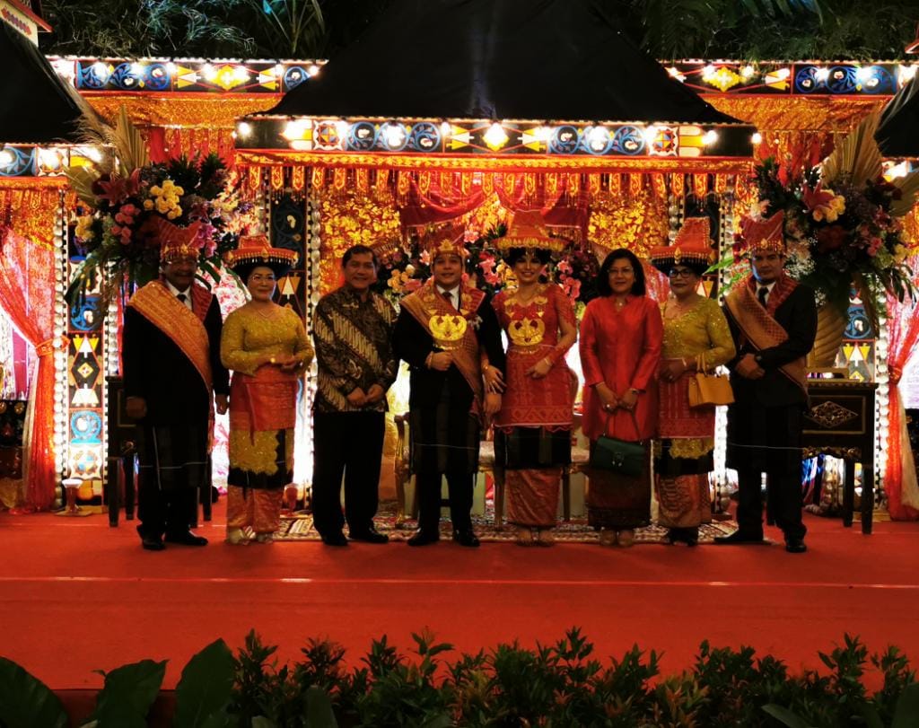 Ketua Mahkamah Agung Prof Dr H Muhammad Hatta Ali SH MH foto bersama Bupati Karo Terkelin Brahmana SH MH bersama istri Ny Sariati Sitompul di lokasi  pesta balai Sudirman Jakarta