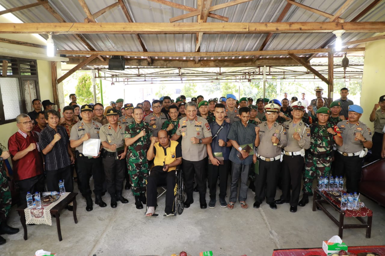 Kapoldasu Dan Pangdam I BB, Beri tali asih kepada Enam Personil Polri Korban Luka-Luka 