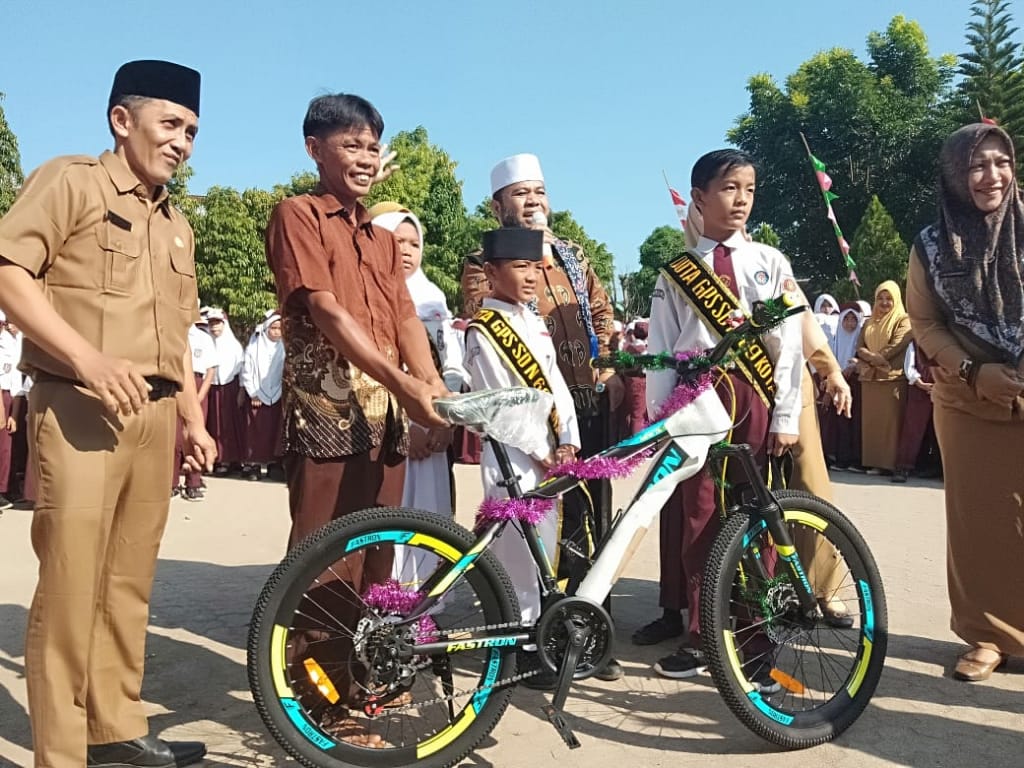 Giliran Siswa SDN 69 Dapat Sepeda dari Walikota