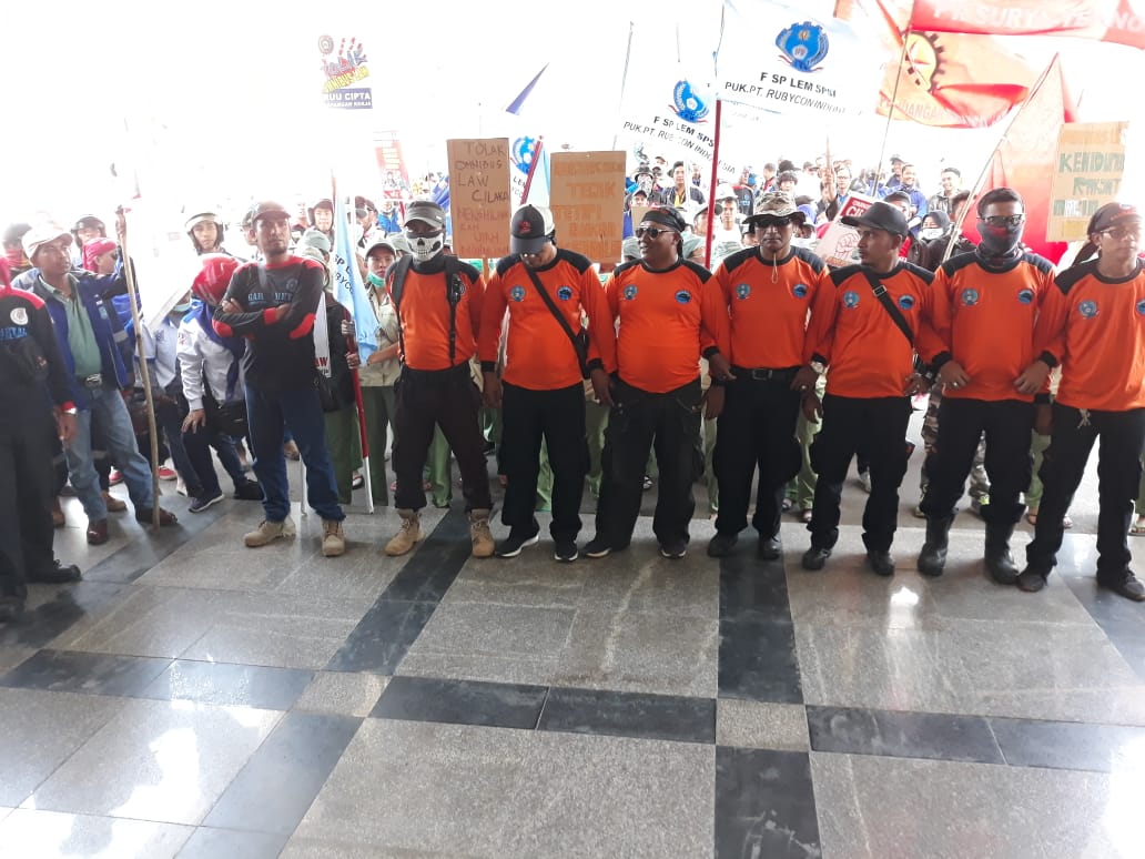 Ribuan Buruh Kota Batam Geruduk Kantor DPRD Batam.