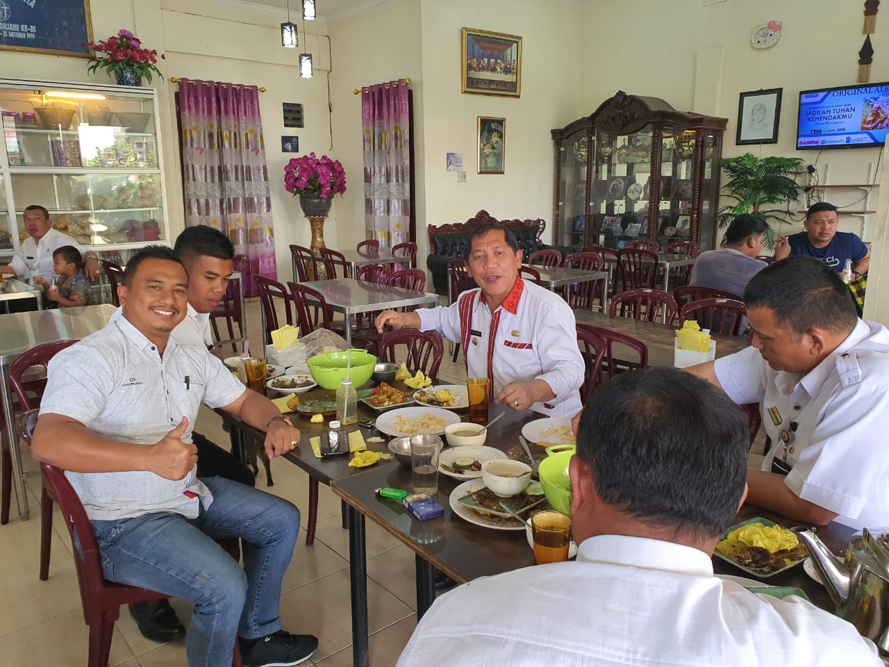 Bupati Karo Terkelin Brahmana SH MH didampingi Kabid sarana dan prasarana Pemadam Kebakaran Kabupaten Karo Teguh Purba SH saat bincang-bincang usai makan siang terkait aplikasi aduan laporan kebakaran berbasis tekhnologi informasi