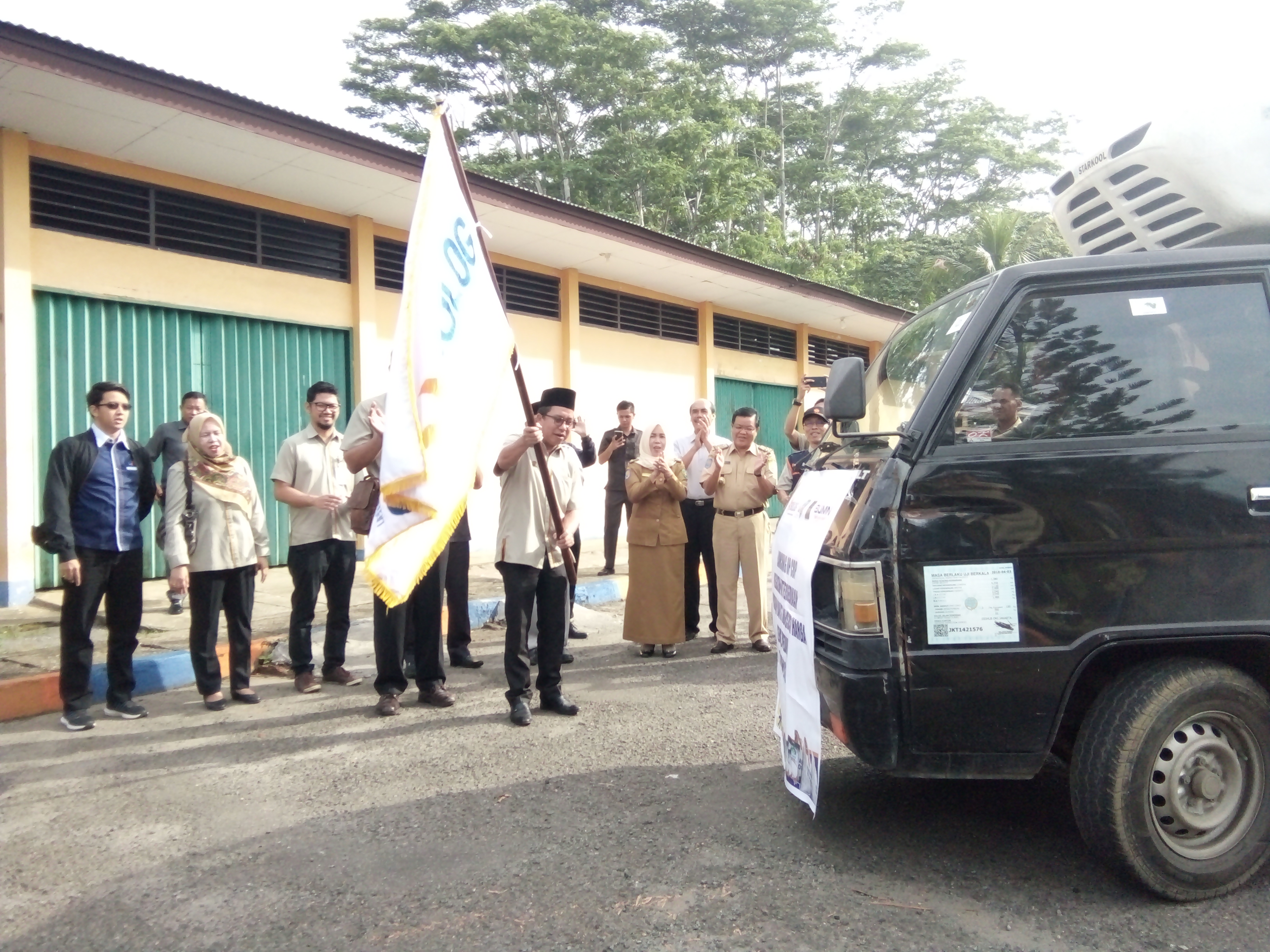 Kadivre Bulog Bengkulu Melepas Mobil Penyalur Beras