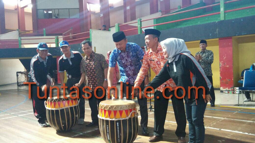 Pembukaan Cara Turnamen Voly sekecamatan Kota Bengkulu dengan Pemukulan Dol