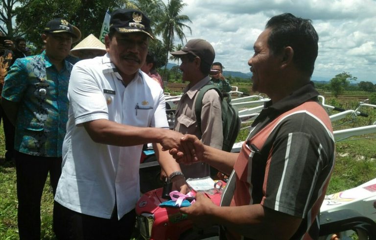 Bupati BU Ir Mian Secara Simbolis Menyerahakan Bantuan 