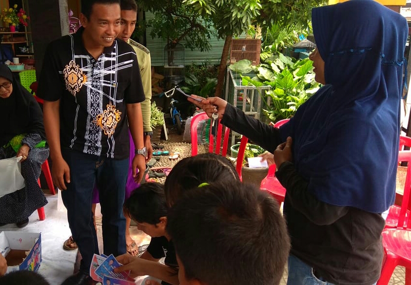 Tampak WMU Bercengkrama dengan Warga yang Datang