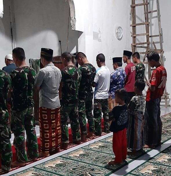 Satgas TMMD dan Masyarakat Jaga Semangat Beribadah