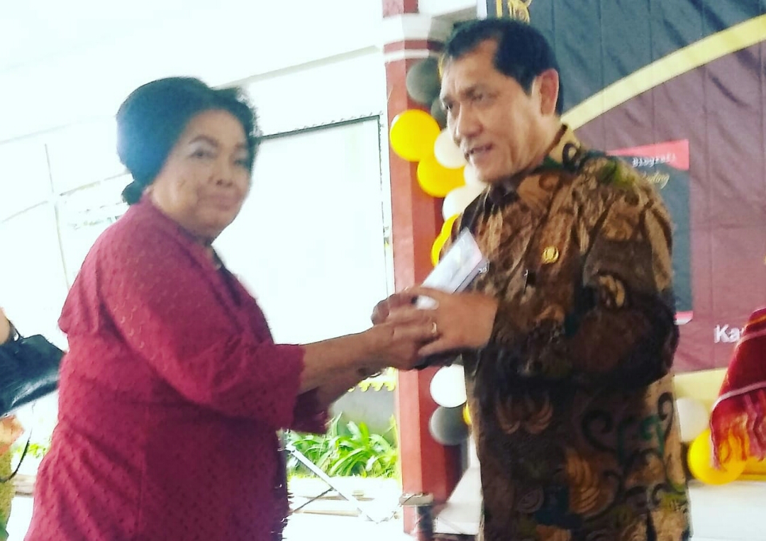 Bupati Karo bersama Putri Almarhum resmi Launching  Buku Biografi Nerus Ginting di Pendopo Rumah Dinas Bupati Jalan Veteran Kabanjahe