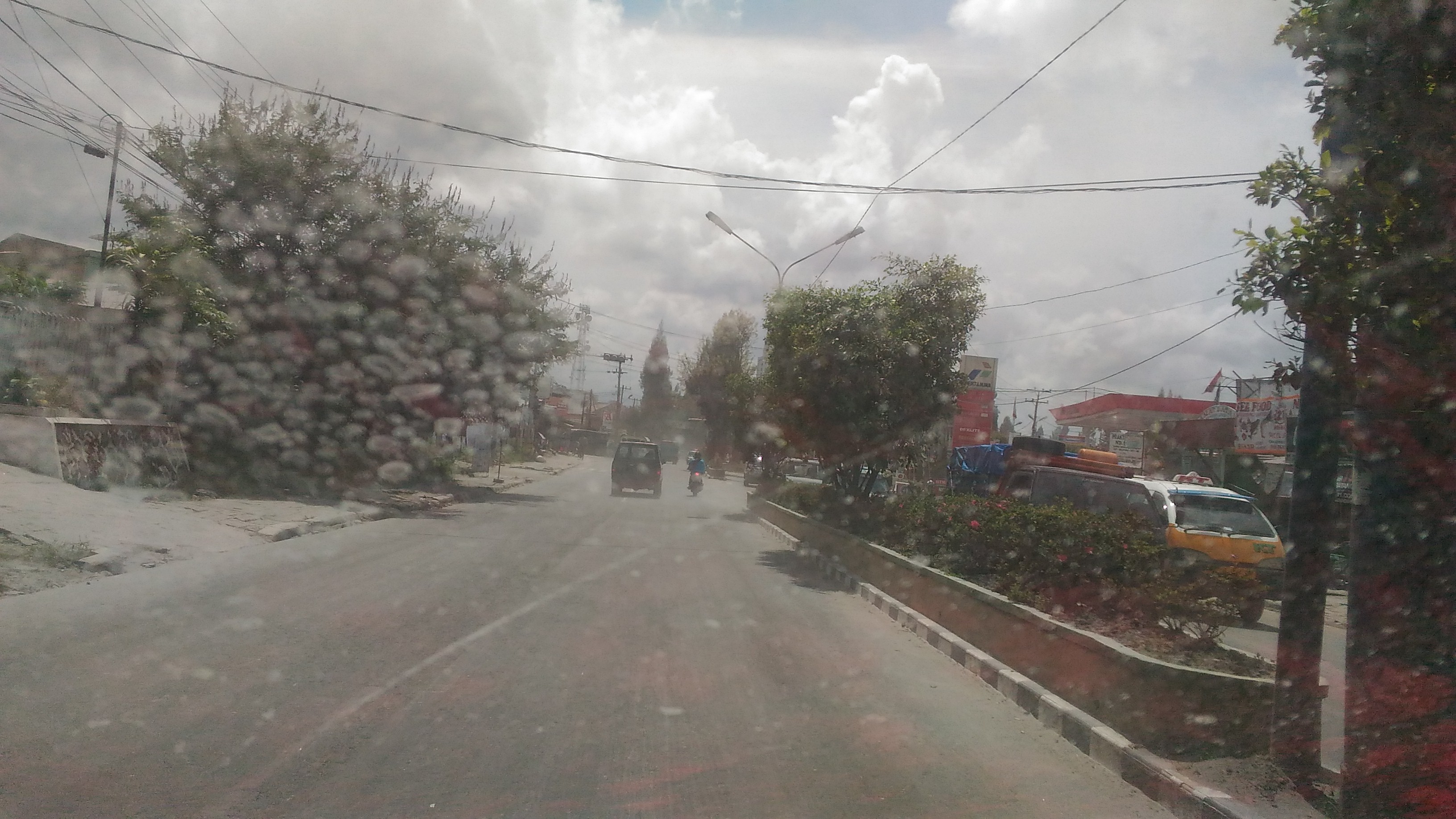 TERPAPAR ABU VULKANIK : Abu vulkanik dari proses erupsi Gunung Sinabung terpapar terkena abu sekitar jalan di Kabanjahe