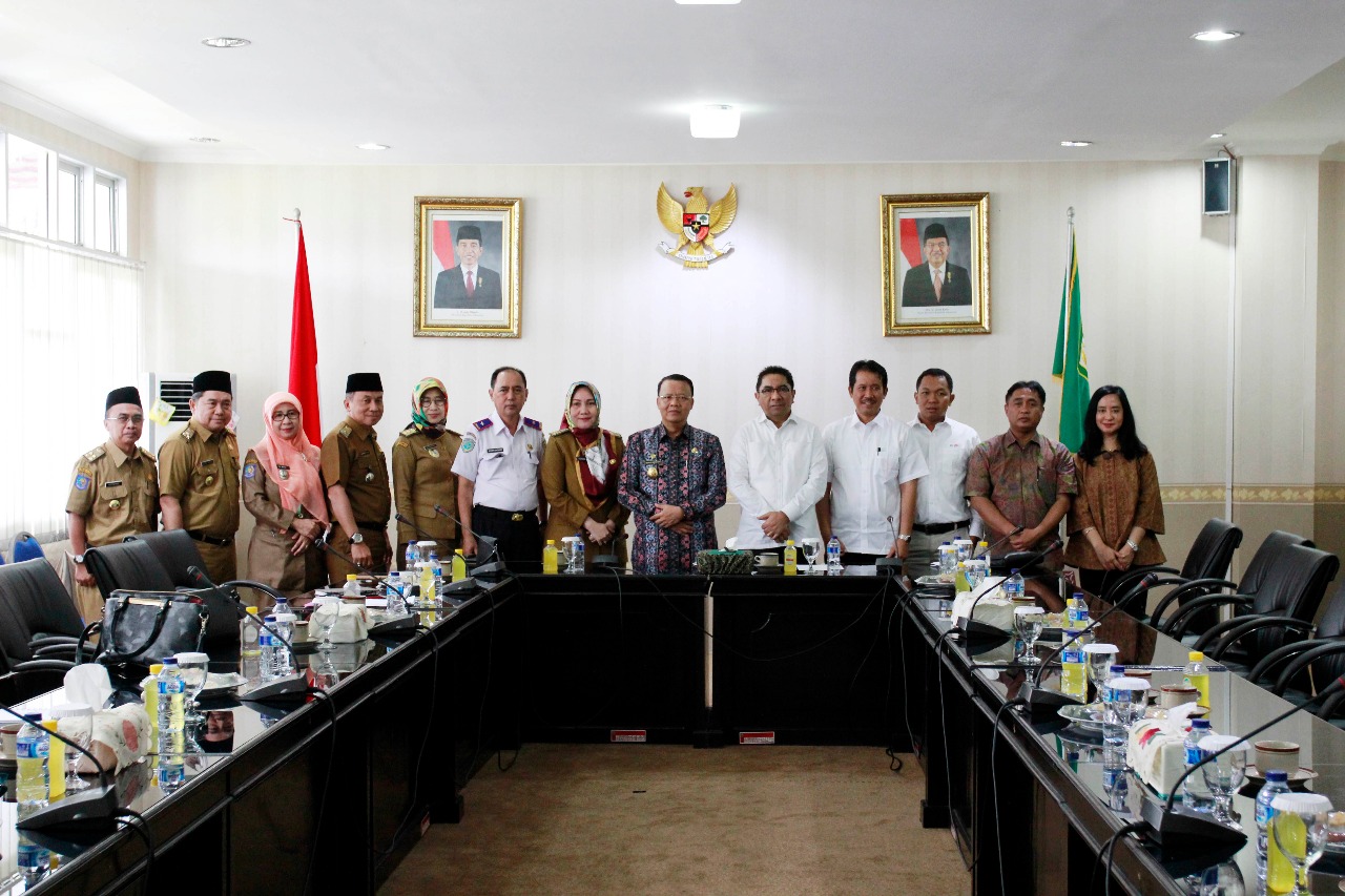 Pelindo Berfoto Bersama Usai Rapat