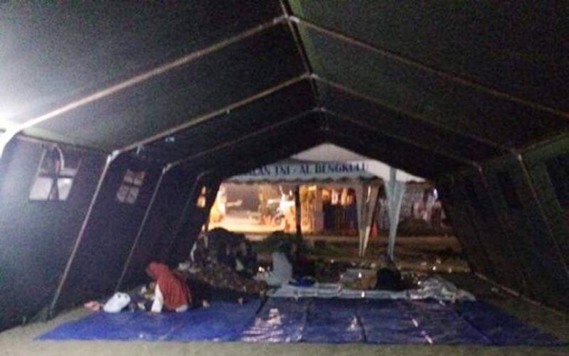 Pemkot Bengkulu memberikan bantuan kepada warga terkena banjir