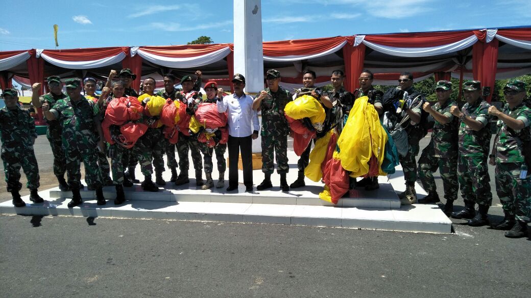 Ratusan PNS Serta Warga Benteng, Tonton Aksi Terjun Payung