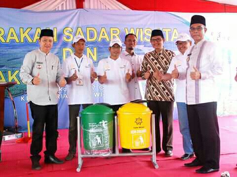 Bupati Beserta Anggota DPR RI Berfoto Bersama 
