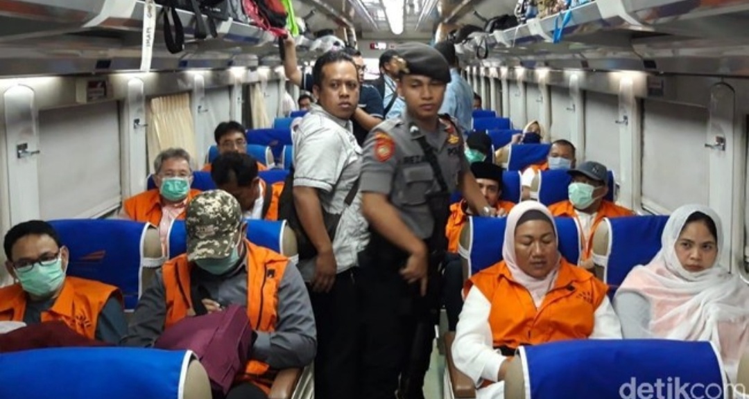 12 Anggota DPRD Malang mengenakan Baju Tahanan 