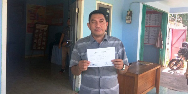 Pelapor Paslon Nomor Urut 4 Linda-Mirza menunjukan bukti telah melapor ke Panwaslih Kota Bengkulu