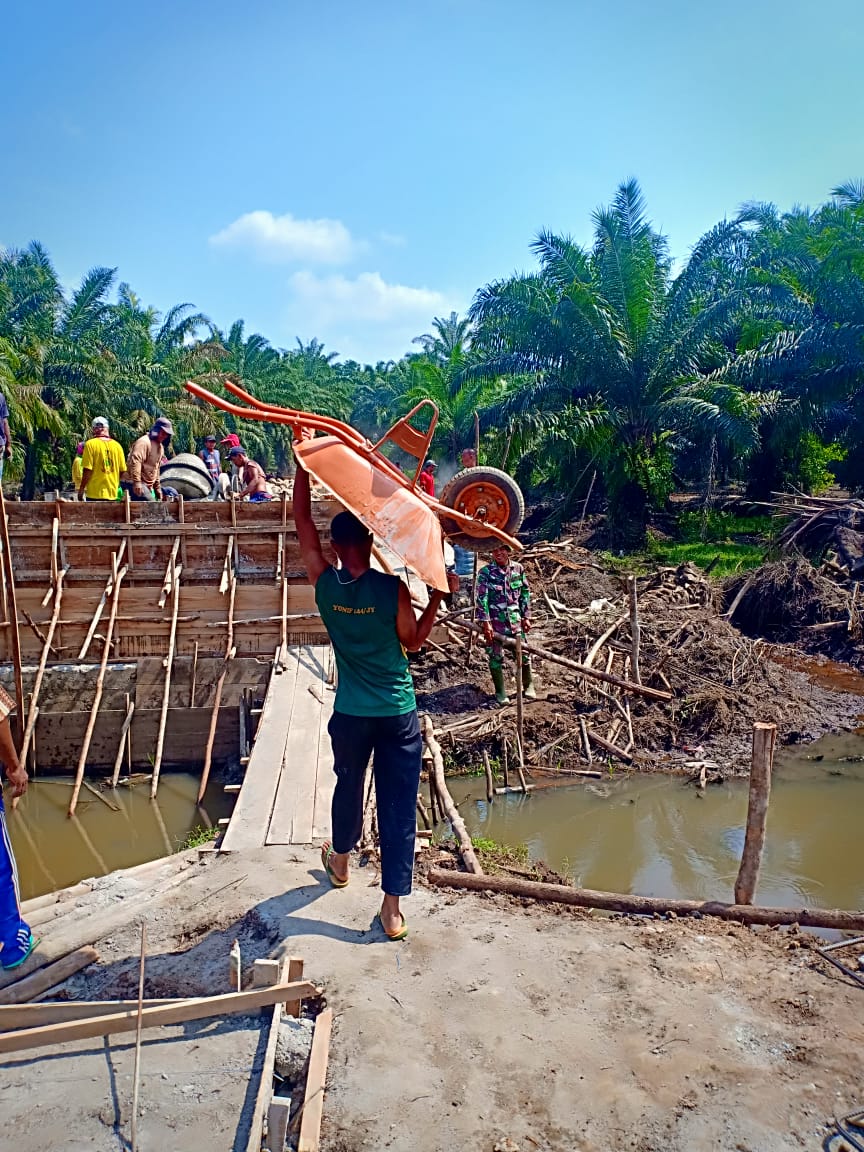 Masyarakat dan Satgas TMMD Kebut Pengerjaan Pondasi Jembatan