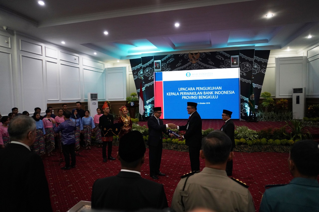 pengukuhannya secara resmi dilantik sebagai KPw BI Bengkulu oleh Deputi Gubernur Bank Indonesia Dr Sugeng Bertempat di Gedung Balai Semarak