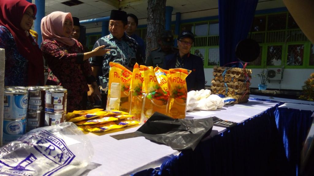 Asisten I Pemkot Bengkulu Fachriza Razie tampak meninjau Lokasi Bazar