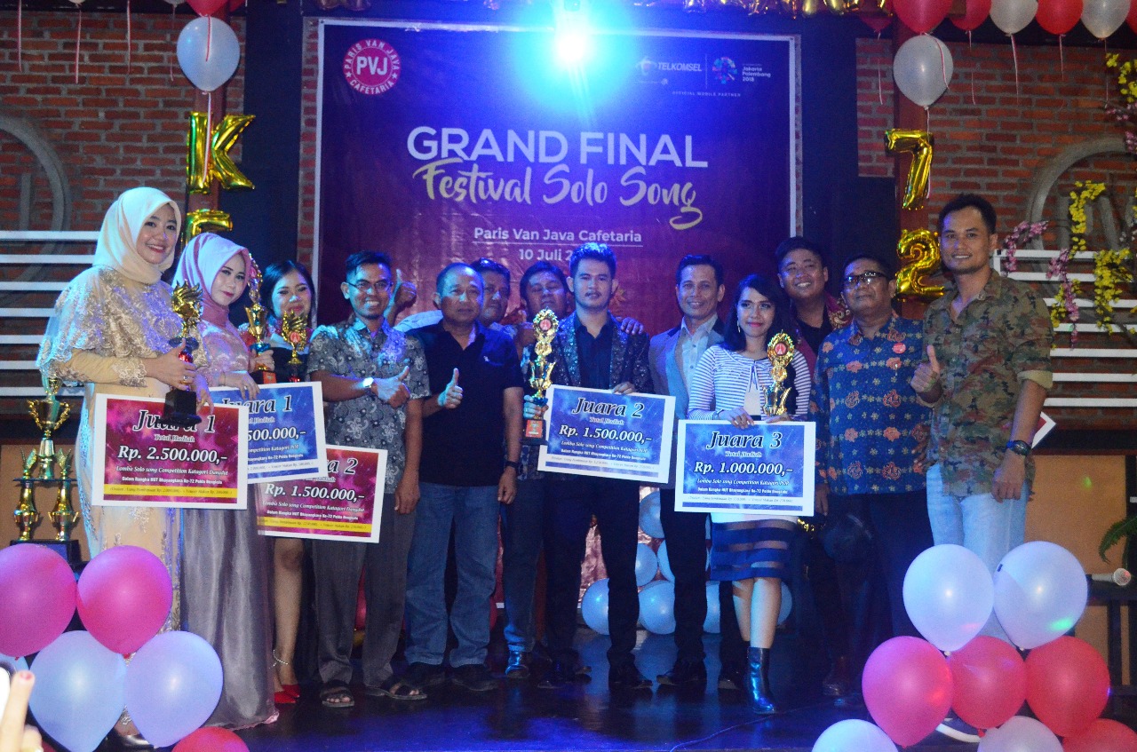 Penyerahan Hadiah serta Foto Bersama