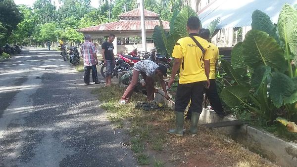 Masyarakat Bersama Muspika Kecamatan Pirak Timu Terlihat Sedang Bergotong royong