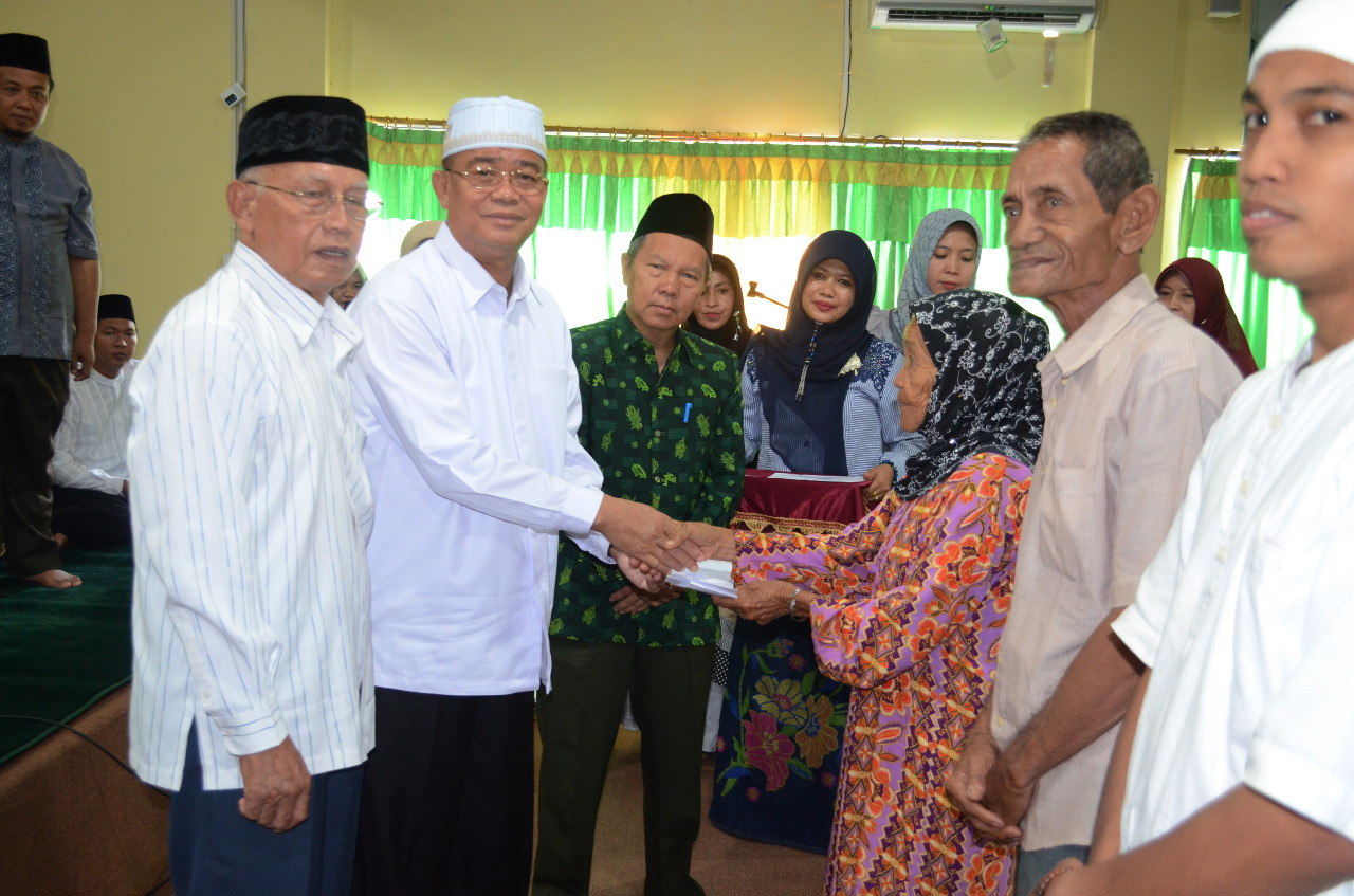 Tampak Kepala Kemenag Provinsi Bengkulu H.Bustasar memberikan Zakat