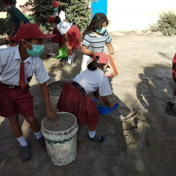 Siswa SD Negeri Payung membersihkan halaman sekolah.
