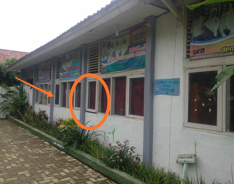 Seperti inilah salah satu daun jendela akibat tidak ada perawatan