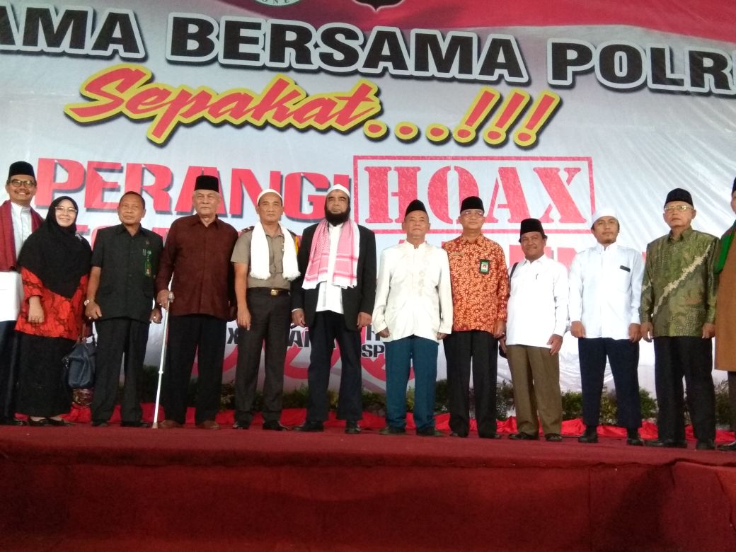 Polda beserta Ulama Berfoto acara usai mengelar acara 