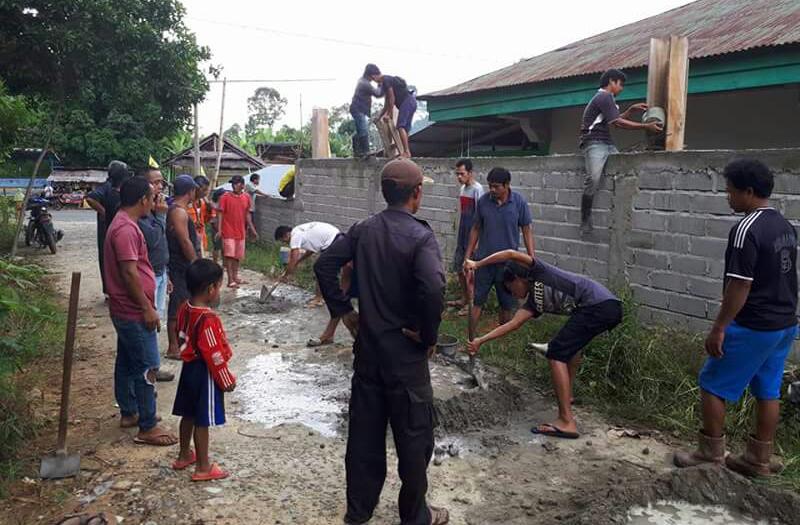 Tampak warga yang sedang goyong royong