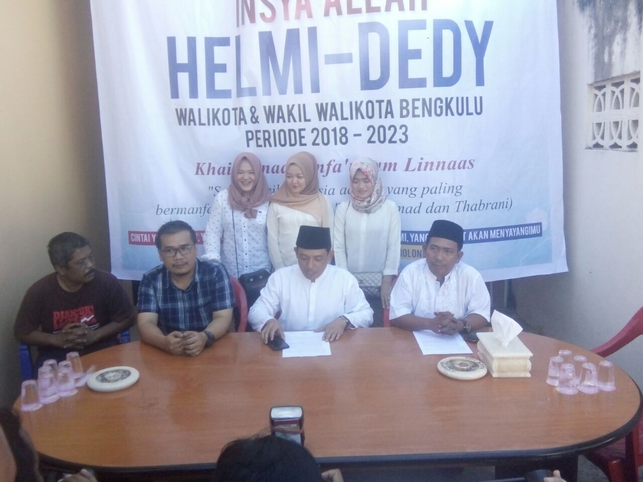 Paslon Wakil Wali Kota Bengkulu Dedi Wahyudi didampingi Pengurus DPC Gerindra Saat Jumpa Pers