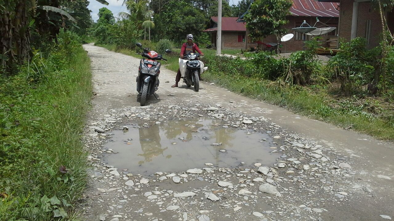 Jalan ini menghubungkan Desa Buangin bagian timur