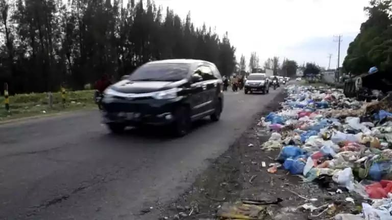 Sampah berserakan di sepanjang jalan Nasional mengeluarkan bau busuk