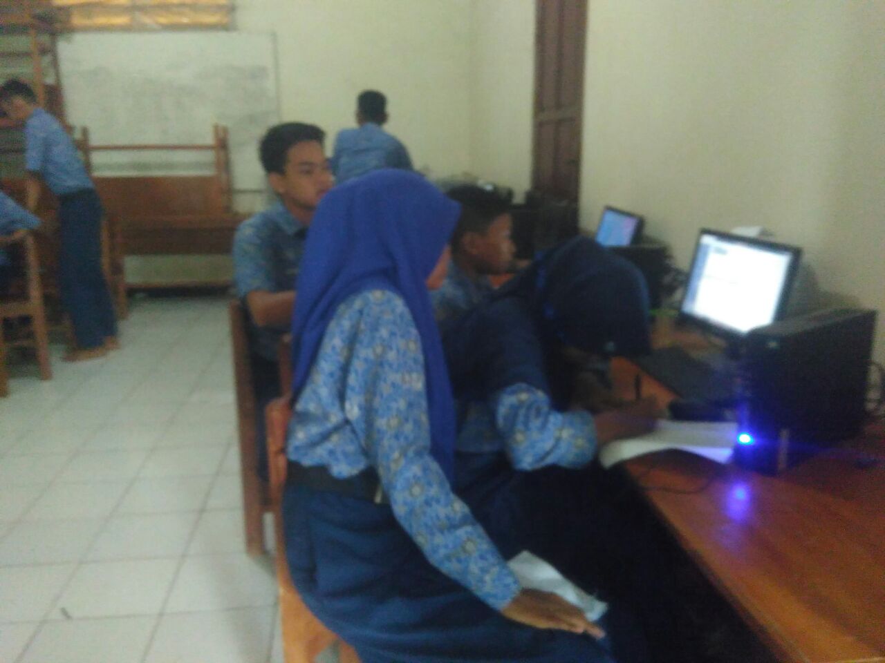 Siswa SMPN 3 Rengasdengklok Praktek Gunakan 8 Komputer