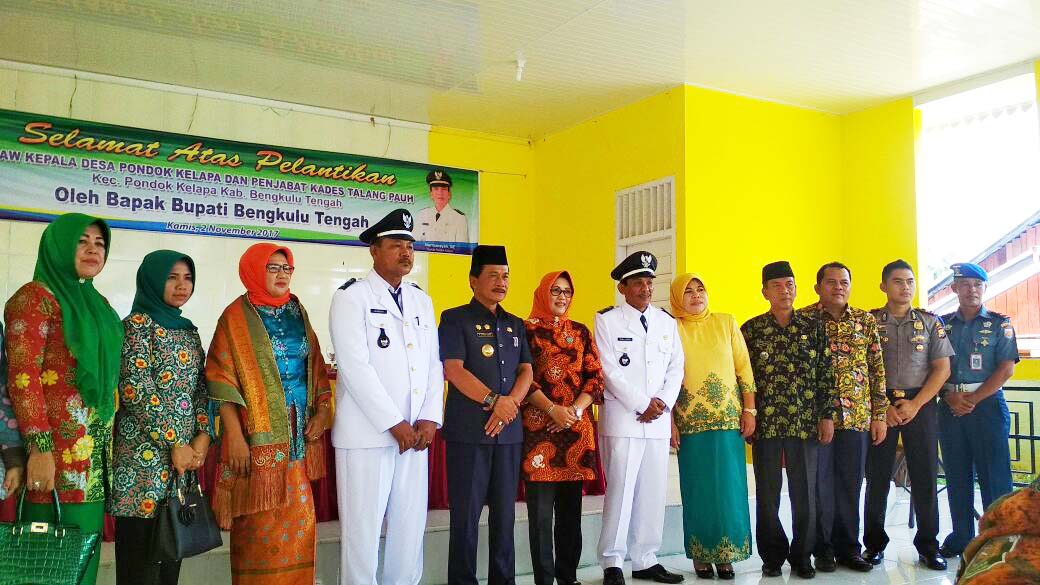 Usai Pelantikan Kades,Bupati Menyempatkan Berfoto Bersama 