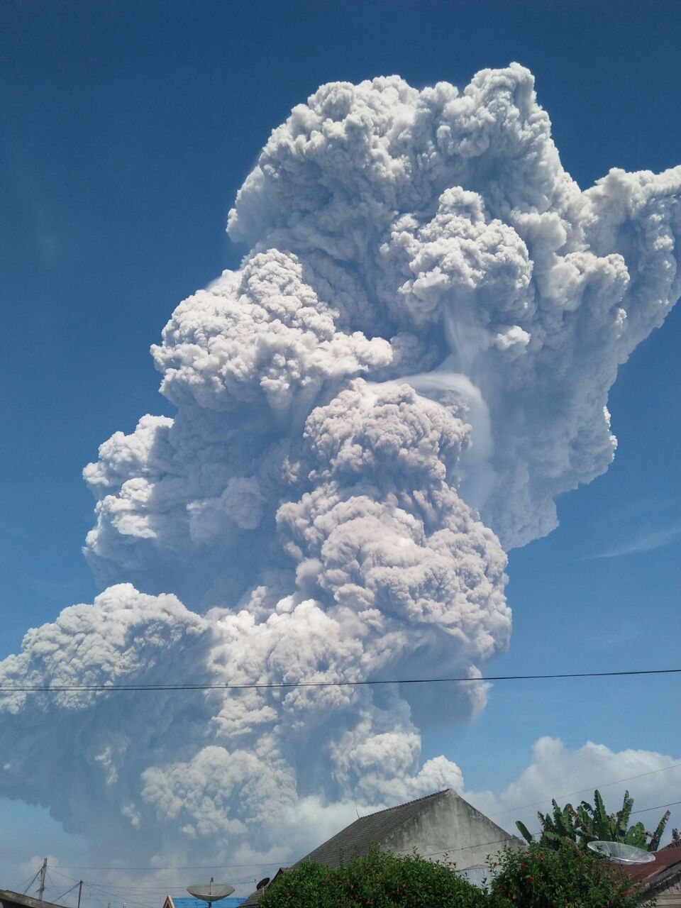 Erupsi terlihat dari Kantor Bupati Karo.