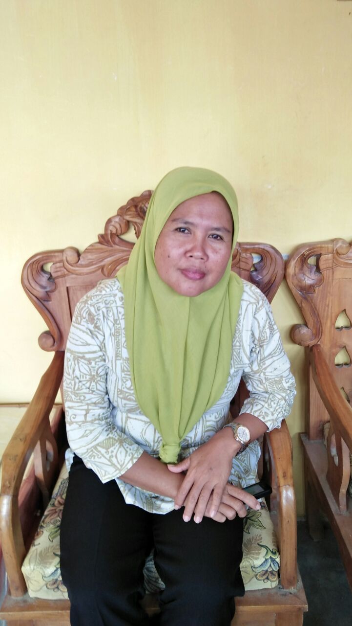 Kepala UPT SDN 014 Tinimpong,Desa Buntu Torpedo Kecamatan Sabbang Kabupaten Luwu Utara,Sulsel, Damrah S.Pd