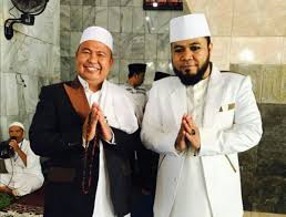 Tampak Helmi Hasan (Baju Putih,Red)