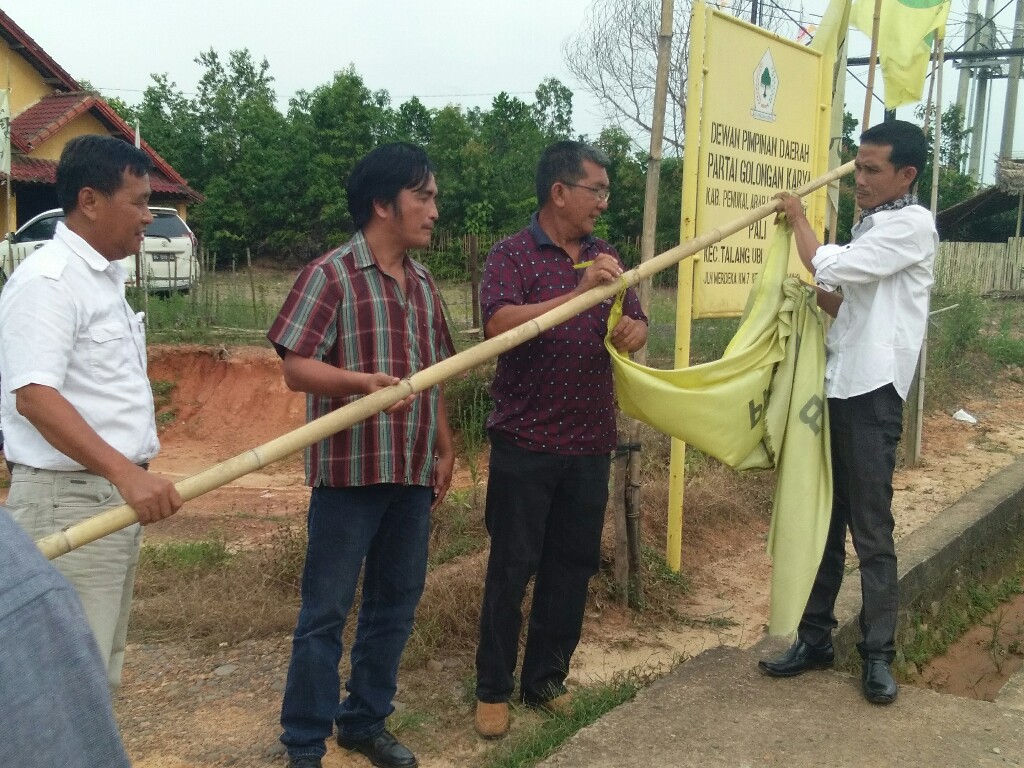 Edi Supriyanto Oemar bersama empat pengurus lainya saat sedang turunkan bendera golkar