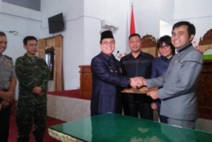 Bupati Seluma Bundra Jaya dan Ketua DPRD Seluma Husni Thamrin Menandatangani Surat Keputusan Kesepakatan bersama Pembentukan Peraturan Daerah Tahun 2018