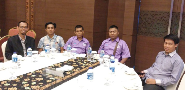 General Manager Media Cyber Tuntasonline.com Rahmad Ramadhan dan General Manager Mitratoday.com saat mendegarkan Dialog Publik