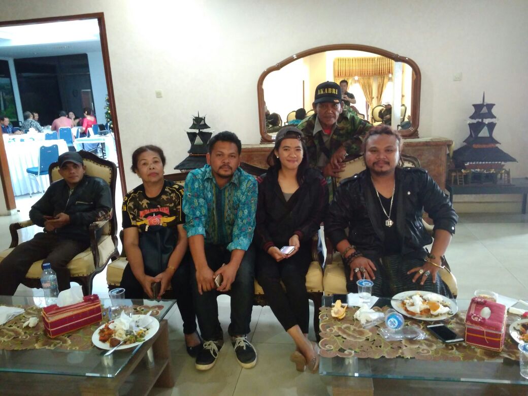 Mpuh Sembiring Berfoto bersama Awak Media