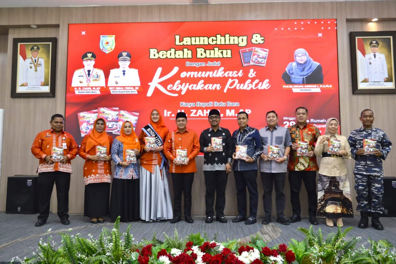 Bupati Batu Bara saat foto bersama saat meluncurkan buku berjudul Komunikasi dan Kebijakan Publik (foto/KominfoBB)