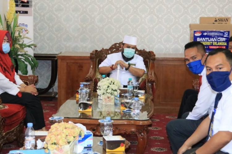 PT Penerbit Erlangga Beri Bantuan Untuk Warga Melalui Walikota Bengkulu
